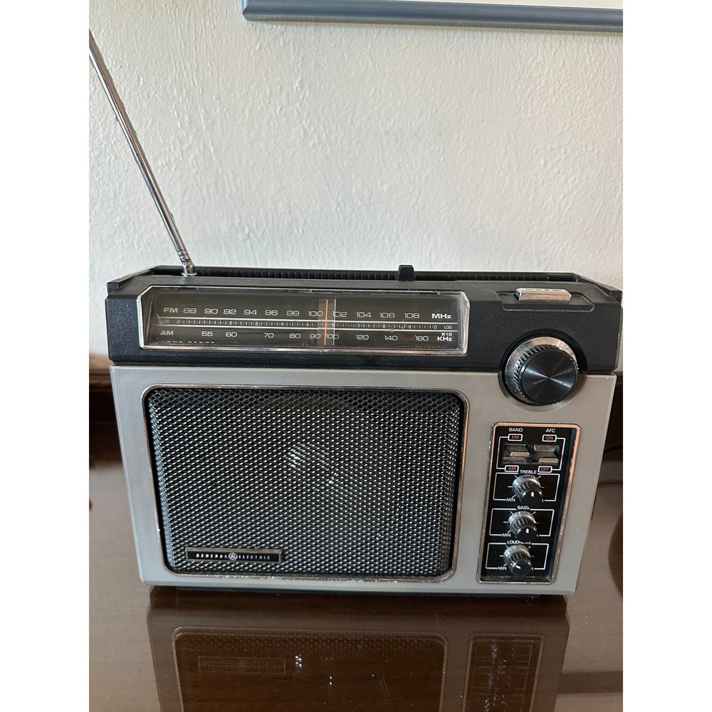 1979 GE Model 7-2880B General Electric Super AM FM Long Range Radio Working